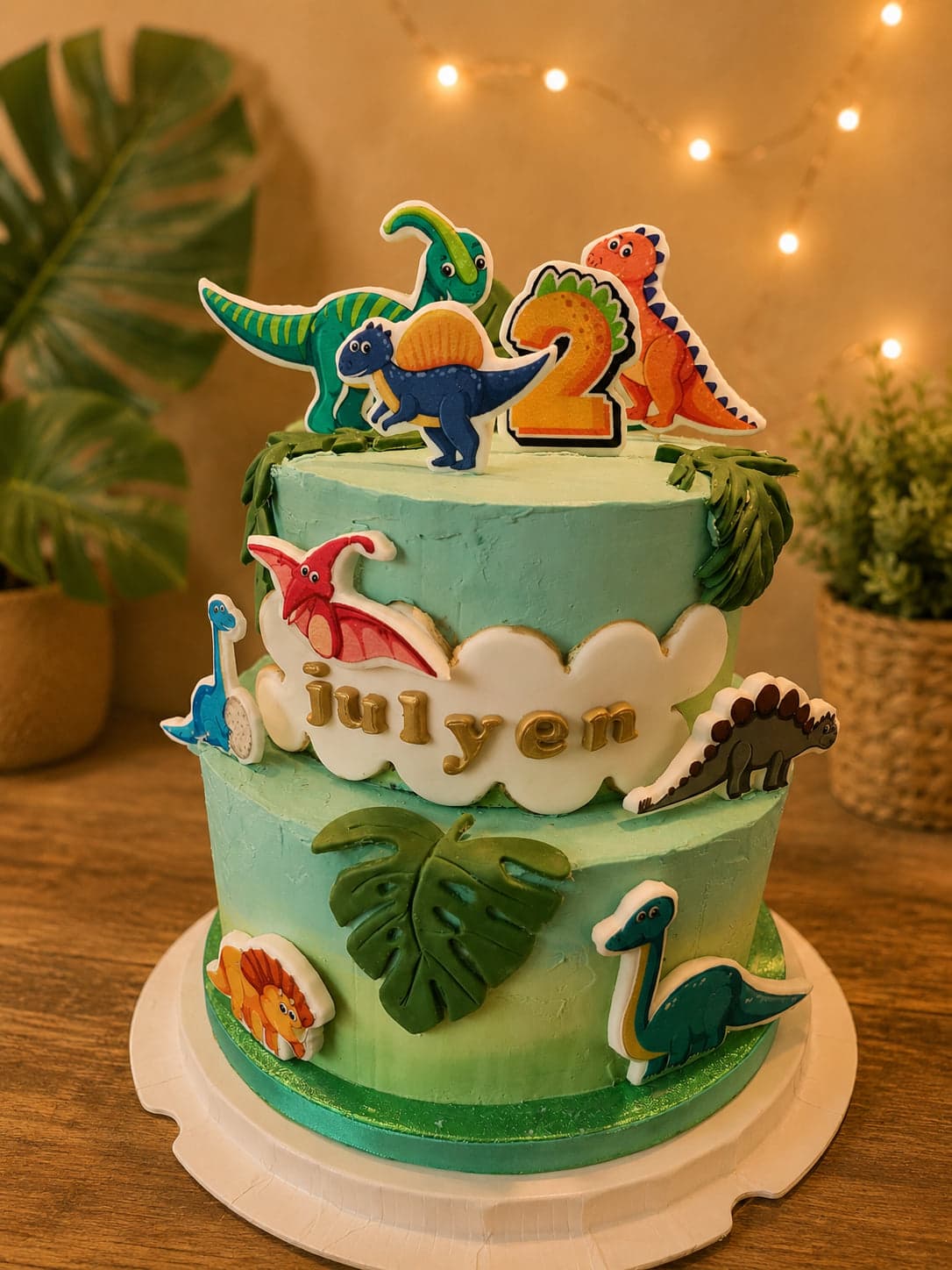 Themataart van twee lagen in groen met dinosaurussen en de naam Julyen, voor een tweede verjaardag