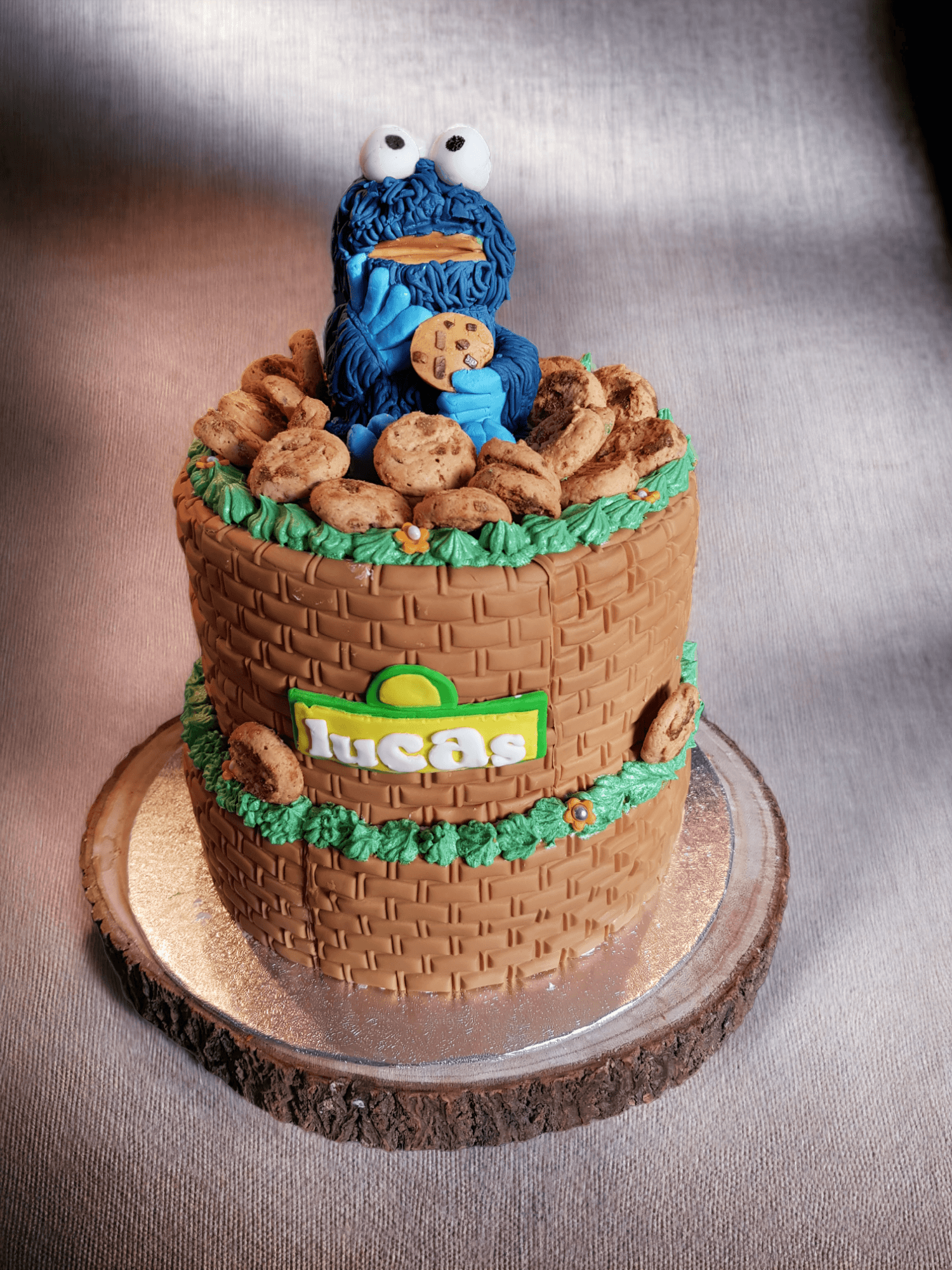 Themataart als koekjesmand met Koekiemonster van fondant en de naam Lucas